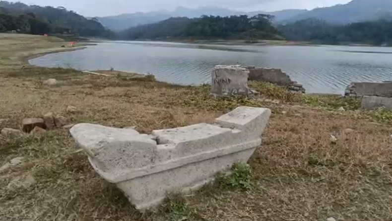 Air Surut, Reruntuhan Bekas Makam Muncul di Tengah Waduk Sermo Kulonprogo
