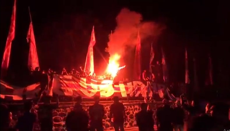 title PSM Makassar Didemo Suporter Usai Takluk 0-2 dari Madura United  PSM Makassar Didemo Suporter Usai Takluk 0-2 dari Madura United