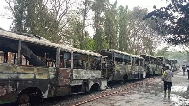title 12 Bus Trans Musi Terbakar di Terminal Ternyata Armada Lama Tak Dioperasikan 12 Bus Trans Musi Terbakar di Terminal Ternyata Armada Lama Tak Dioperasikan