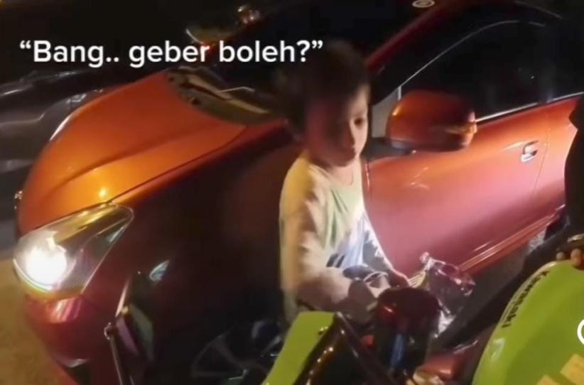 Viral Anak Kecil Geber Moge Di Lampu Merah, Orang Sekitar Malah Senyum