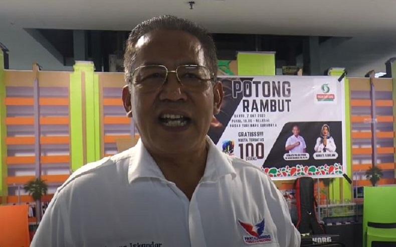 title Senang Bisa Potong Rambut Gratis, Warga Surabaya Doakan Anang Iskandar Lolos ke Senayan Senang Bisa Potong Rambut Gratis, Warga Surabaya Doakan Anang Iskandar Lolos ke Senayan