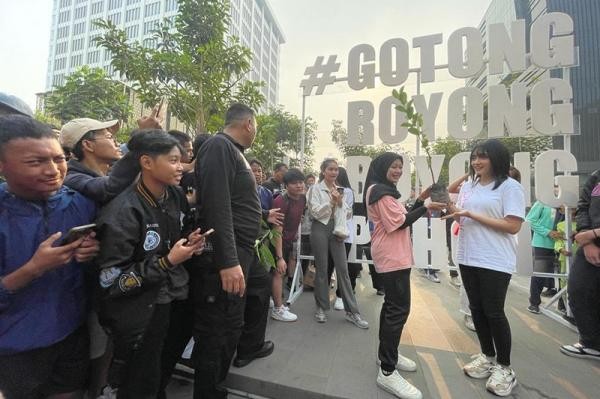 Gotong Royong Boyong Pohon Tekan Polusi Udara di Jabodetabek - Bagian 4