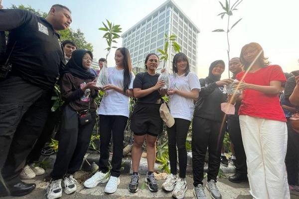 Gotong Royong Boyong Pohon Tekan Polusi Udara di Jabodetabek - Bagian 5