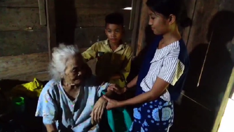 Kisah Pilu 4 Anak Yatim Urus Nenek Lumpuh di Nias, Bocah 10 Tahun Pilih Kerja untuk Sekolah Kakak