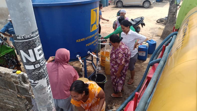 Krisis Air Bersih, Warga Mentok Serbu Truk Tangki Pemerintah