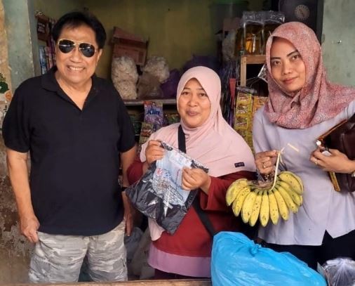 Bacaleg Partai Perindo Transtoto Handadhari Bagikan KTA Berasuransi di Blora