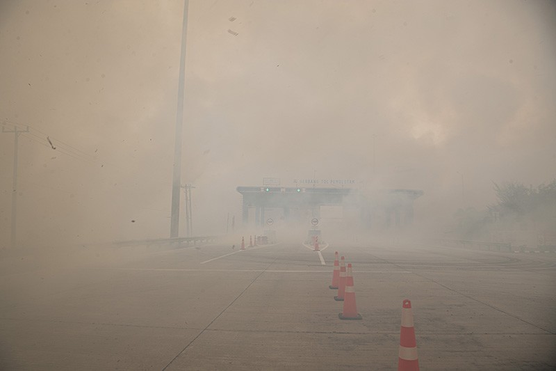 Jalan Tol Trans Sumatera Tak Terlihat Tertutup Asap Kebakaran - Bagian 3