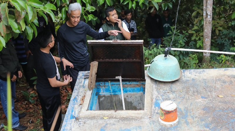 Tinjau Sumur Artesis di Desa Muncang Tasikmalaya, Ganjar Susuri Sawah dan Sapa Warga