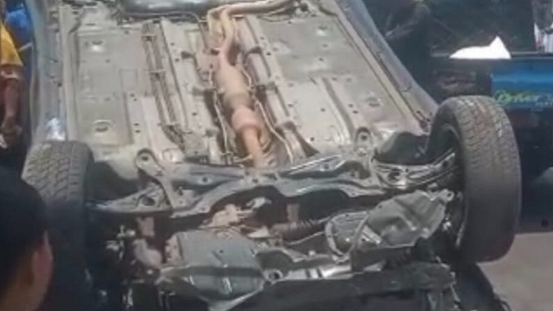 Kecelakaan di Cianjur, Toyota Yaris Terguling usai Tabrak Pagar, Lalu Lintas Macet 