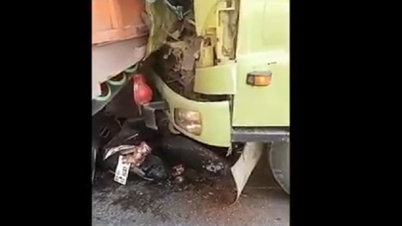 title Truk Bermuatan Tanah Kecelakaan di Makassar, Sejumlah Orang Dilarikan ke RS Truk Bermuatan Tanah Kecelakaan di Makassar, Sejumlah Orang Dilarikan ke RS