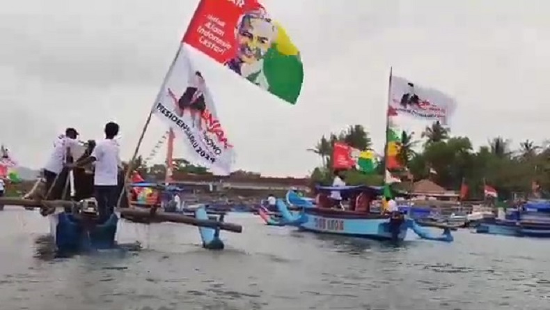 title Kibarkan Bendera Ganjar Pranowo, Nelayan Pangandaran Konvoi Perahu ke Tengah Laut Kibarkan Bendera Ganjar Pranowo, Nelayan Pangandaran Konvoi Perahu ke Tengah Laut