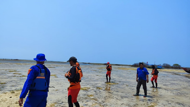Nelayan Hilang Terseret Ombak saat Cari Ikan di Pantai Cikolomberan Garut
