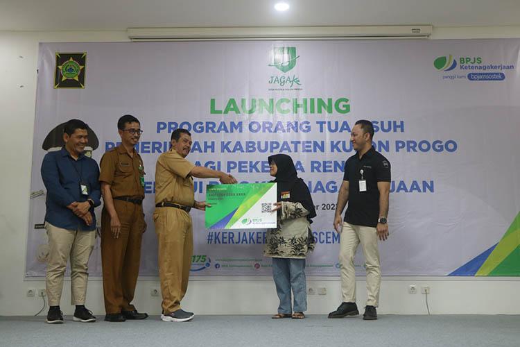 title Kulonprogo Luncurkan Program Orang Tua Asuh bagi Pekerja Rentan Kulonprogo Luncurkan Program Orang Tua Asuh bagi Pekerja Rentan