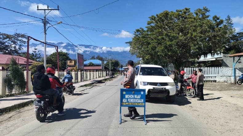 title Kendaraan yang Melintas di Depan Mako Polsek Wamena Kota Diperiksa Polisi Kendaraan yang Melintas di Depan Mako Polsek Wamena Kota Diperiksa Polisi