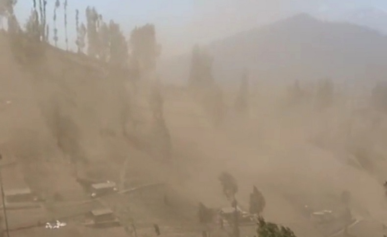 title Viral Angin Mirip Puting Beliung Terbangkan Debu di Gunung Bromo, Ini Penjelasan BMKG  Viral Angin Mirip Puting Beliung Terbangkan Debu di Gunung Bromo, Ini Penjelasan BMKG
