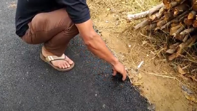 Viral Proyek Aspal Jalan Desa di Kendal Ambyar saat Diremas