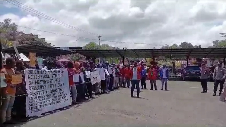 Keberatan Harga Tiket Mahal, Ratusan Mahasiswa dan Masyarakat Datangi Bandara Nabire