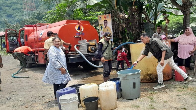 Mata Air di Kota Padang Mengering, Ratusan Warga Andalkan Bantuan dari BPBD