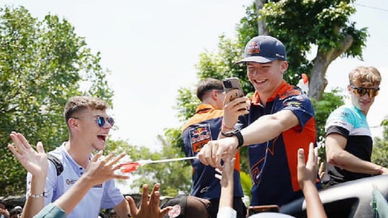 Meriahnya Parade MotoGP,  Para Rider Naik Mobil Bak Terbuka