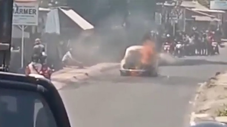 title Mobil VW Kodok Terbakar di Jalan Raya Guwang Bali, Pemilik Panik Selamatkan Barang-Barang Mobil VW Kodok Terbakar di Jalan Raya Guwang Bali, Pemilik Panik Selamatkan Barang-Barang