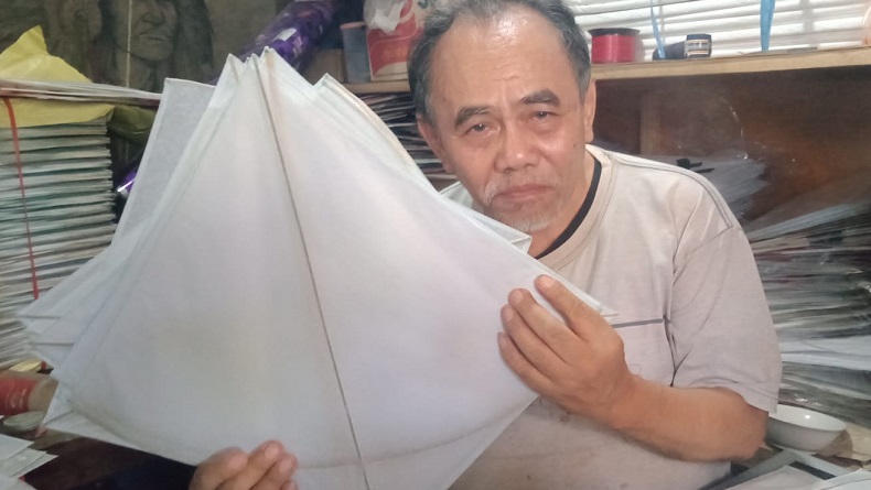 title Perajin Layangan Legendaris Kabupaten Bandung, Tetap Semangat meski di Usia Senja Perajin Layangan Legendaris Kabupaten Bandung, Tetap Semangat meski di Usia Senja