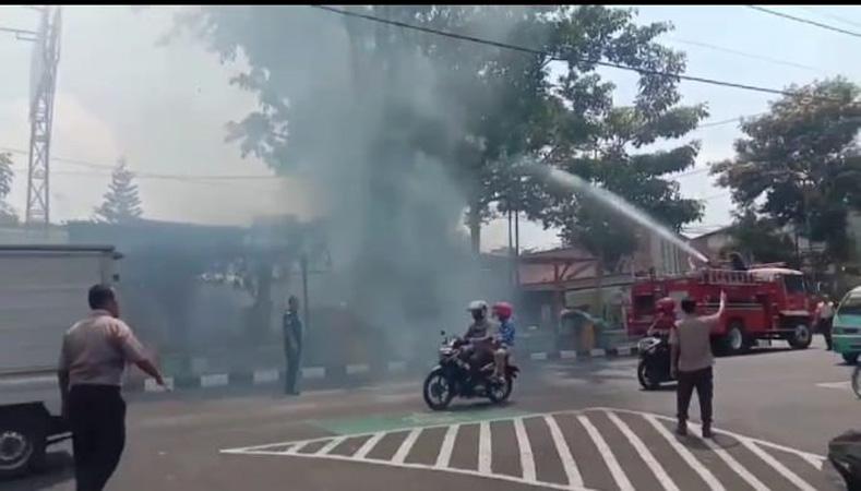  Pohon Beringin Berusia Ratusan Tahun di Salatiga Terbakar, Pengendara Panik