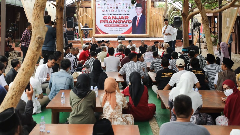 Ganjar Silaturahmi dengan Relawan se-Tasikmalaya, Diberi Cendera Mata Produk UMKM Binaan