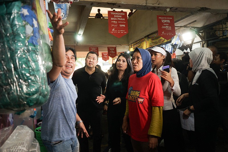 Momen Hangat Liliana Tanoesoedibjo Peluk Seorang Ibu Penerima Hadiah Uang Kaget - Bagian 3