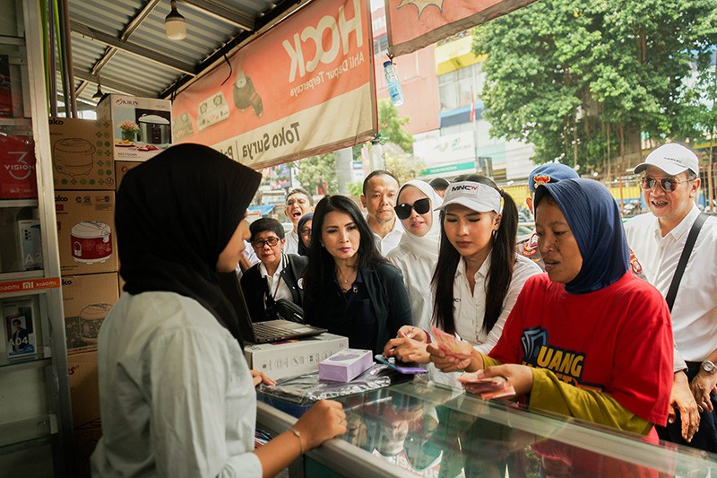 Momen Hangat Liliana Tanoesoedibjo Peluk Seorang Ibu Penerima Hadiah Uang Kaget - Bagian 4