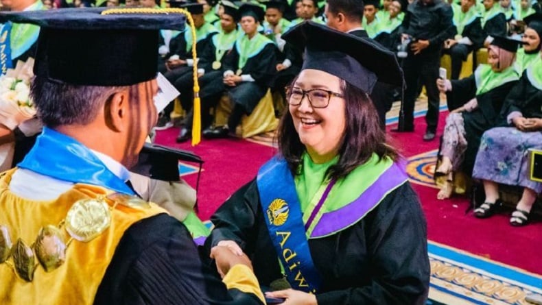title Kisah Windiyati Nugroho Lulusan Terbaik UNESA, Raih Gelar Doktor dengan IPK 3,98 di Usia 77 Tahun Kisah Windiyati Nugroho Lulusan Terbaik UNESA, Raih Gelar Doktor dengan IPK 3,98 di Usia 77 Tahun