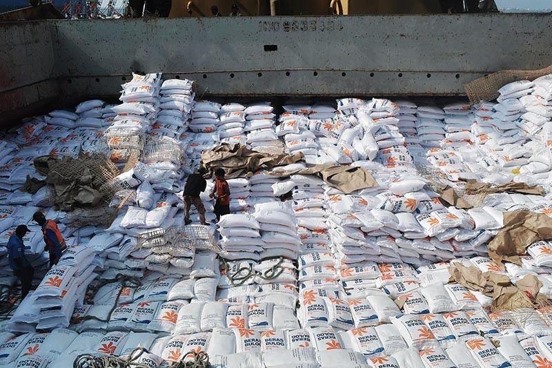 24.000 Ton Beras Impor dari Berbagai Negara Tiba di Tanjung Priok - Bagian 1