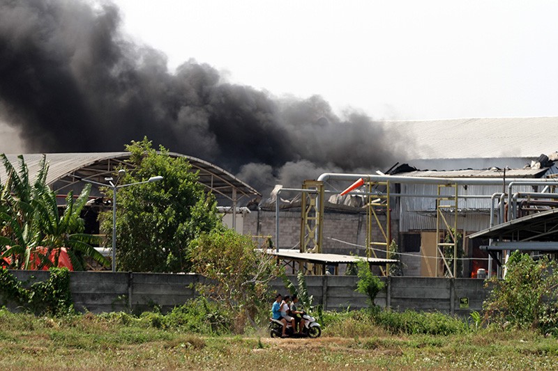 Kebakaran, Pabrik Tisu di Mojokerto Ludes Dilalap Api  - Bagian 2