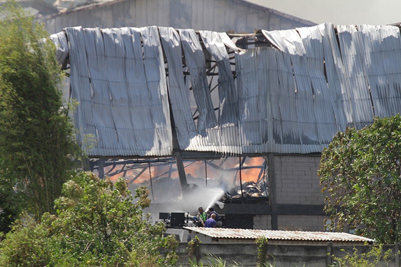 Kebakaran, Pabrik Tisu di Mojokerto Ludes Dilalap Api  - Bagian 1