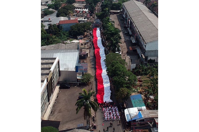 Kirab Merah Putih, Personel Gabungan Bawa Bendera Sepanjang 100 Meter - Bagian 2