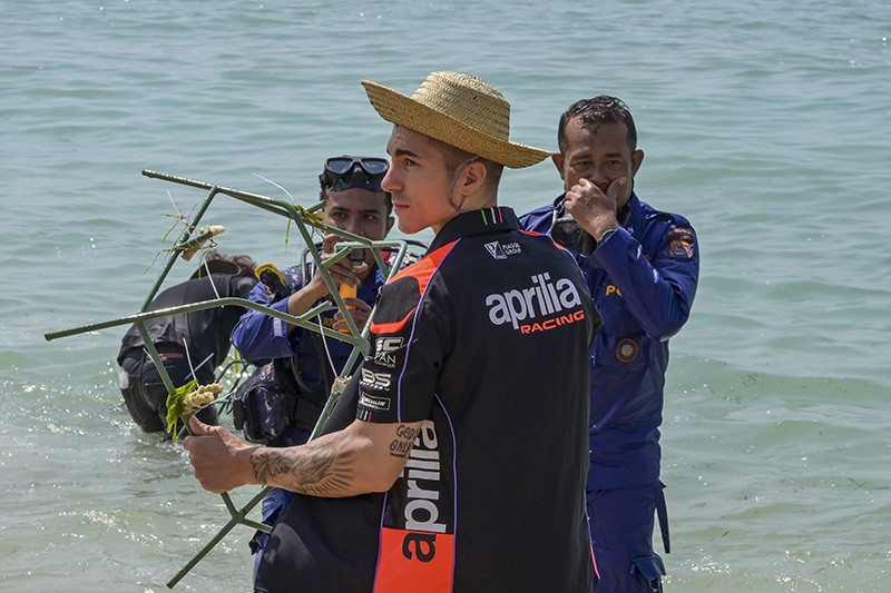 Foto-Foto Pembalap MotoGP Bersihkan Pantai Kuta Mandalika Lombok Tengah - Bagian 3