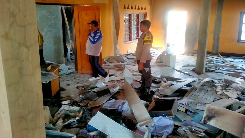 title Gudang Arsip Terbakar di Desa Tua Nanga Sumbawa Barat Diduga Disengaja, Pemdes Lapor Polisi Gudang Arsip Terbakar di Desa Tua Nanga Sumbawa Barat Diduga Disengaja, Pemdes Lapor Polisi