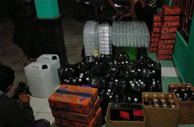 title Pengoplos Miras di Bantul Dibekuk, Polisi Sita Ratusan Botol Minuman Beralkohol Pengoplos Miras di Bantul Dibekuk, Polisi Sita Ratusan Botol Minuman Beralkohol