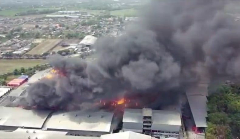 Pabrik Kertas PT Sun Paper di Mojokerto Terbakar, Karyawan Panik Selamatkan Diri