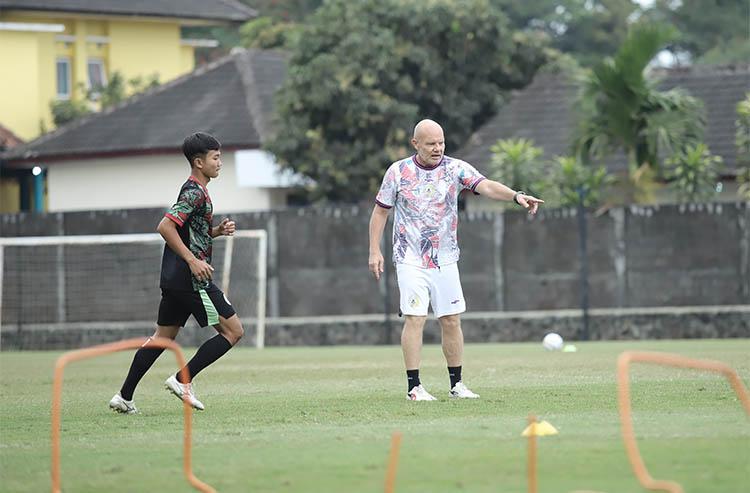 title Pelatih PSS Sleman Bertrand Crasson Berambisi Curi Poin di Kandang Persib Bandung Pelatih PSS Sleman Bertrand Crasson Berambisi Curi Poin di Kandang Persib Bandung