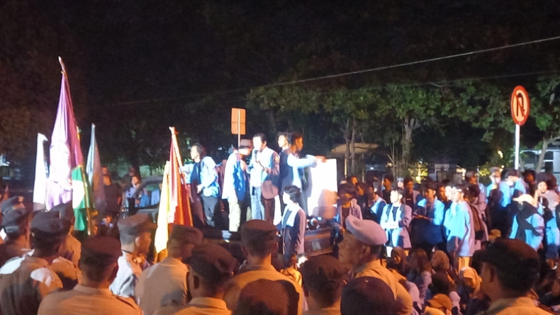 title BEM UBB Unjuk Rasa di Polda Babel, Buntut Penahanan 11 Tersangka Kasus Perusakan di Membalong BEM UBB Unjuk Rasa di Polda Babel, Buntut Penahanan 11 Tersangka Kasus Perusakan di Membalong