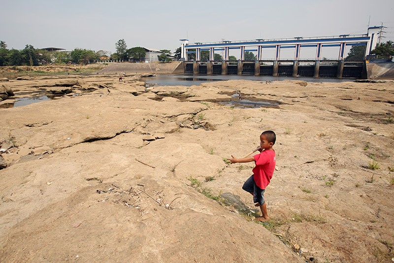 Penampakan Sungai Cisadane Semakin Kering - Bagian 2