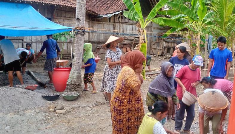 Partai Perindo dan Warga Kedungjati Grobogan Gotong-Royong Bangun Jalan