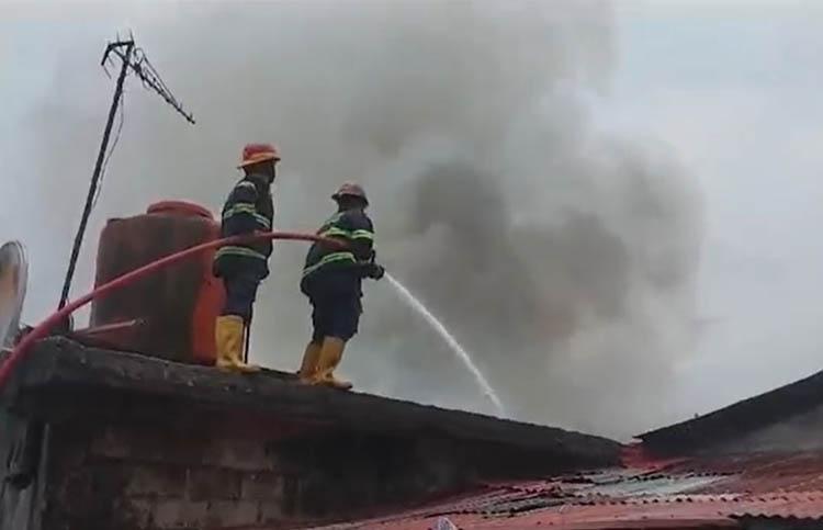 Kompor Meledak, 2 Rumah di Padang Ludes Terbakar