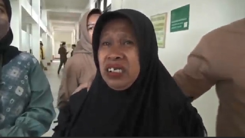 title Menangis Haru, Mertua Dituding Menantu Serobot Rumah Dinyatakan Tak Bersalah Menangis Haru, Mertua Dituding Menantu Serobot Rumah Dinyatakan Tak Bersalah