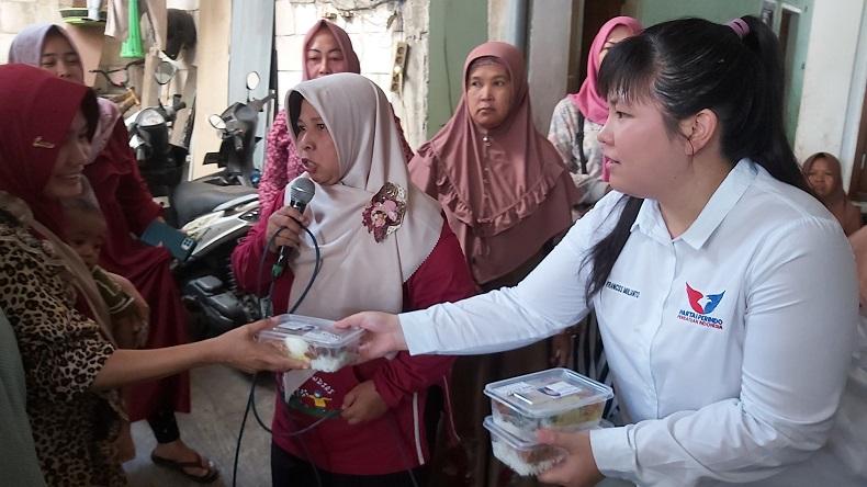 Gelar Jumat Berkah, Bacaleg Perindo Stella Bagikan Sembako dan Nasi Kotak untuk Warga Kurang Mampu 