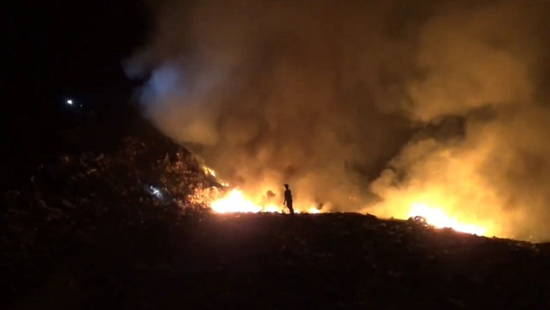 TPA Cikolotok Purwakarta Terbakar Hebat, Pemadaman Berlangsung hingga Malam
