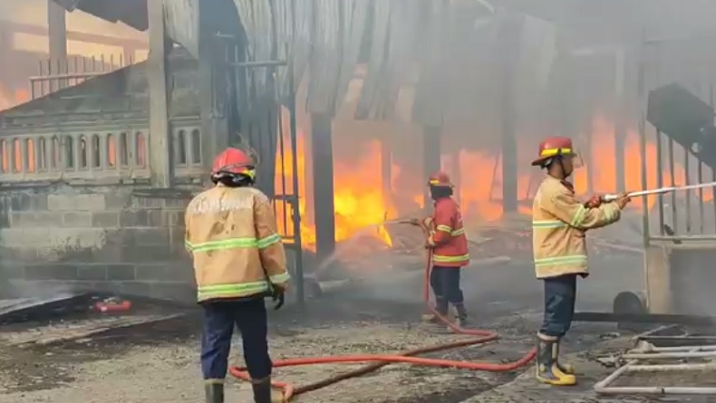 Gudang Barang Rongsok Terbakar Hebat di Pasuruan, Warga Panik