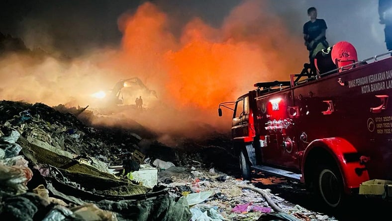 Kebakaran Landa TPA Bakung di Bandarlampung, Warga Dengar Suara Ledakan