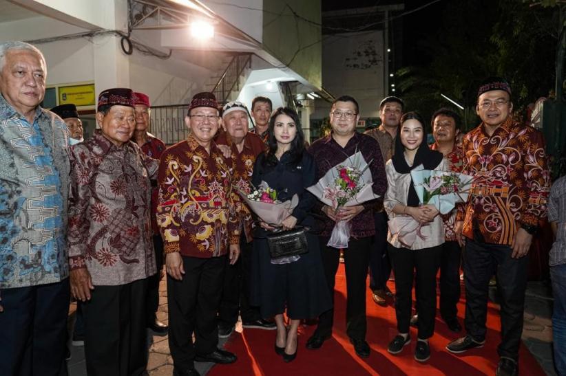 Kunjungi Masjid Cheng Hoo dan Diterima Sebagai Keluarga, Ganjar Dapat Songkok dari Muslim Tionghoa - Bagian 4