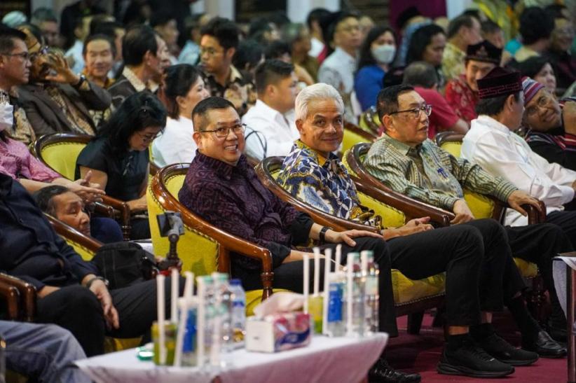 Kunjungi Masjid Cheng Hoo dan Diterima Sebagai Keluarga, Ganjar Dapat Songkok dari Muslim Tionghoa - Bagian 2